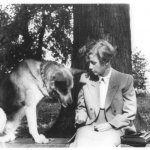 1954: z żoną i psem Radżą